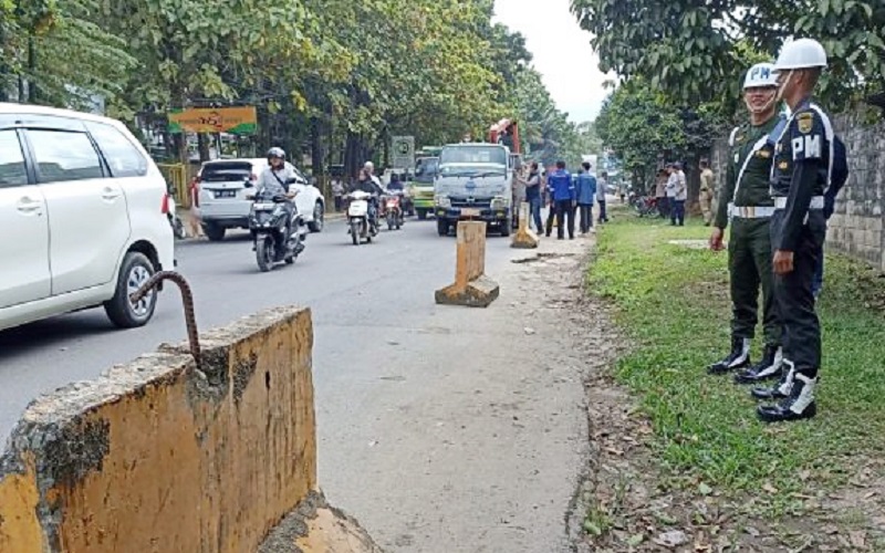 Pegawai Honorer Tewas Lakalantas, Dishub Palembang Pasang Beton di Sekitar TKP