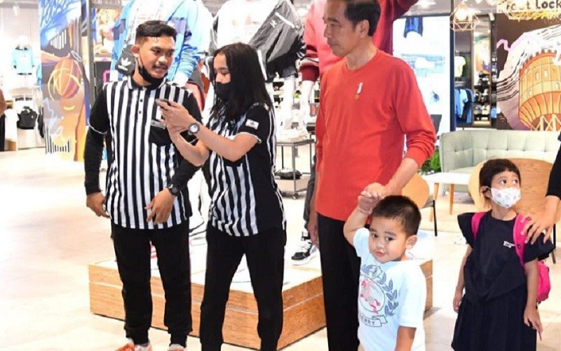 title Kala Jokowi Gandeng Nahyan ke Deli Park Mall Medan, Belikan Pakaian dan Temani Bermain Kala Jokowi Gandeng Nahyan ke Deli Park Mall Medan, Belikan Pakaian dan Temani Bermain