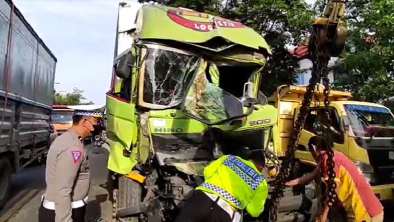 Kecelakaan Beruntun 5 Kendaraan Di Lamongan, Sopir Truk Luka Parah