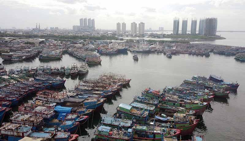 Cuaca Buruk, Ratusan Kapal Ikan Bersandar di Pelabuhan Nizam Zachman - Bagian 2