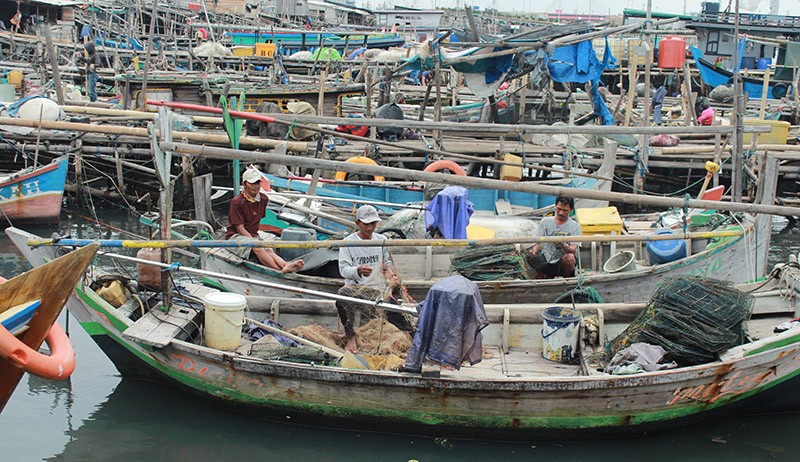 Melihat Aktivitas Nelayan Tidak Melaut karena Gelombang Tinggi - Bagian 2