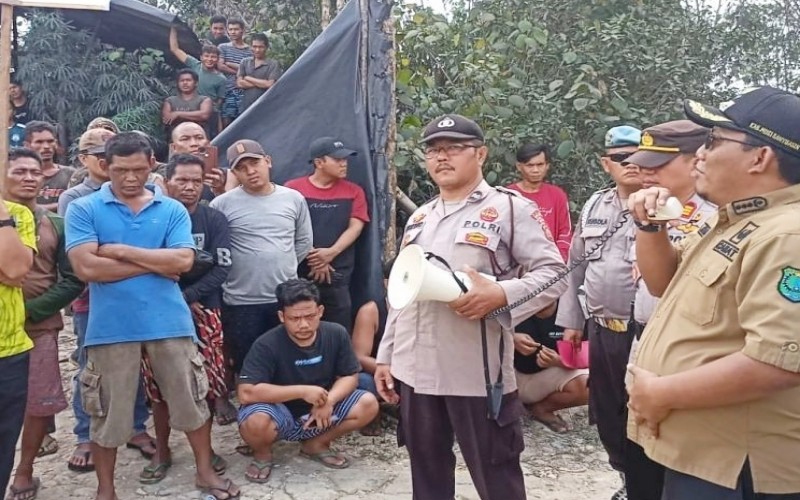 title Pembongkaran Tempat Penyulingan Minyak Ilegal di Muba Dihalangi Warga, Alasannya karena Keluar Modal  Pembongkaran Tempat Penyulingan Minyak Ilegal di Muba Dihalangi Warga, Alasannya karena Keluar Modal