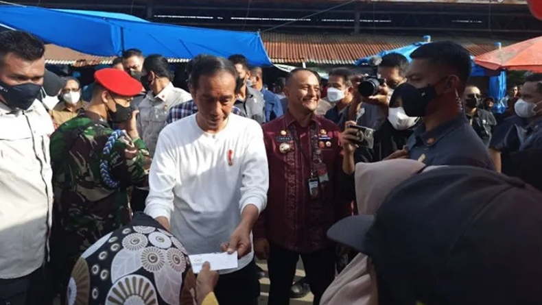  Pakai Kaus Lengan Panjang Putih, Presiden Jokowi Berbincang dengan Pedagang Pasar Batuphat