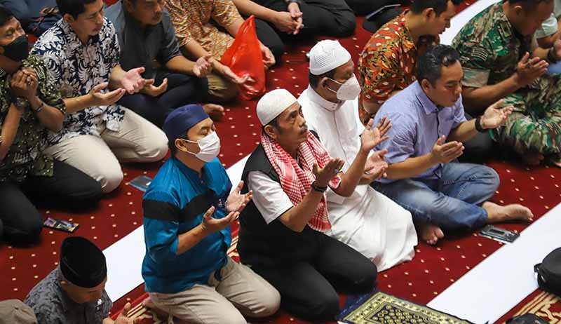 Ribuan Umat Muslim Salat Gaib di Masjid Istiqlal Doakan Korban Gempa Turki-Suriah - Bagian 3