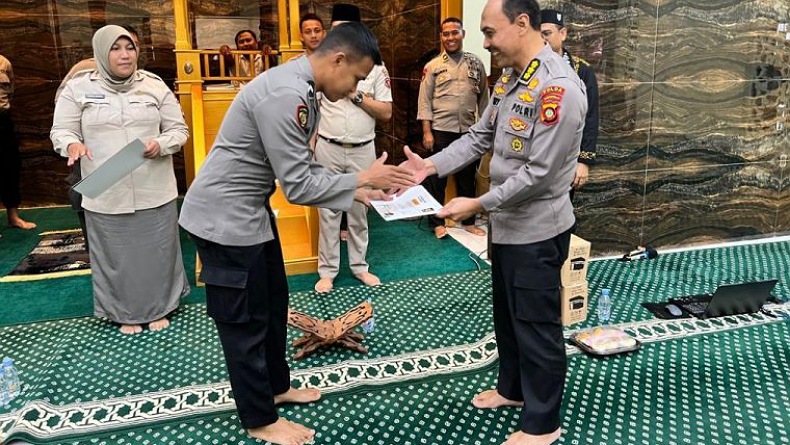 Dapat Tiket Umrah Gratis, 2 Personel Polda Gorontalo Terharu