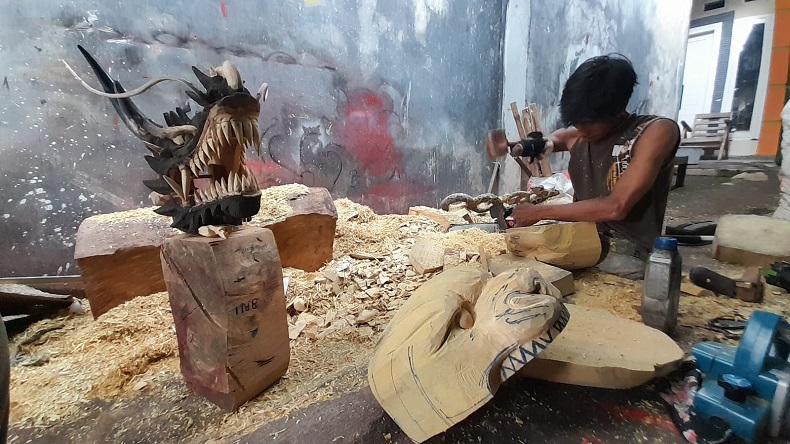 Kisah Bilal, Difabel Asal Banyuwangi Sukses Raup Cuan Lewat Kerajinan Barong
