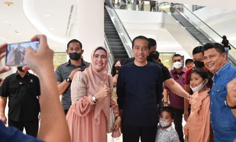 Momen Jokowi Gandeng Cucu Jalan-Jalan ke Mal di Medan, Bikin Pengunjung Terkejut