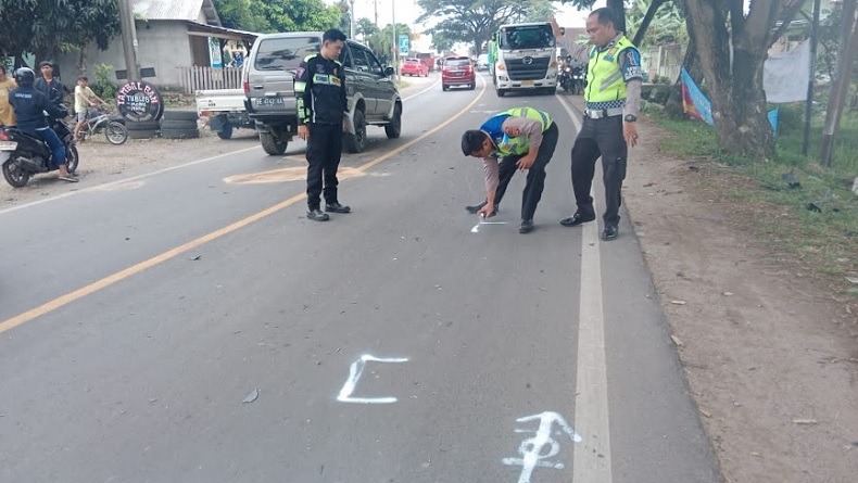 title Kecelakaan Truk dengan Motor di Jalan Lintas Barat Sumatera, Ibu dan Anak Tewas Kecelakaan Truk dengan Motor di Jalan Lintas Barat Sumatera, Ibu dan Anak Tewas