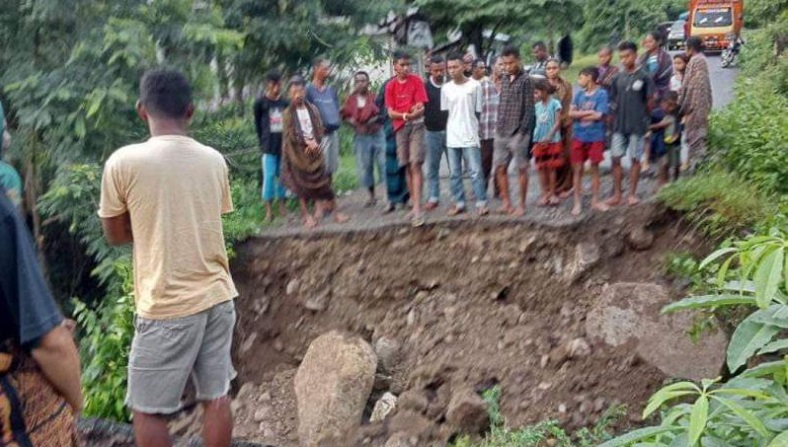 Diterjang Longsor, Jalur Trans Utara Pulau Flores di Ende Terputus