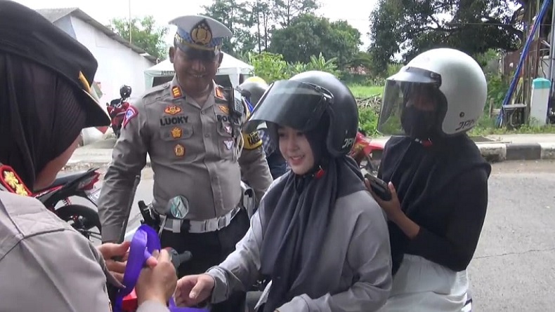 Tertib Berkendara, Emak-Emak di Subang Semringah Dapat Minyak Goreng dari Polisi