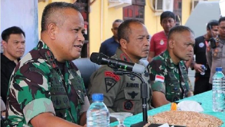 Beredar Foto WNA Pegang Bendera OPM Bersama KKB, Ini Respons Pangdam Cenderawasih