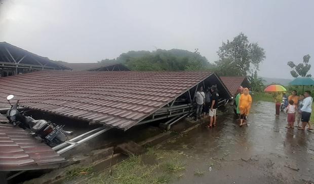 Hujan Disertai Angin di Sleman, Relokasi Pasar Hewan Prambanan Ambruk Timpa 8 Motor