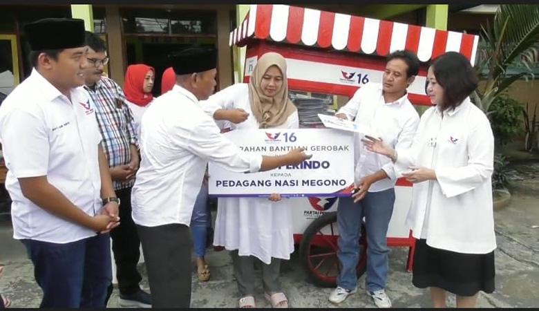 title Bacaleg Partai Perindo Dapil Jateng 6 Bagikan Gerobak ke Penjual Sego Megono di Wonosobo Bacaleg Partai Perindo Dapil Jateng 6 Bagikan Gerobak ke Penjual Sego Megono di Wonosobo