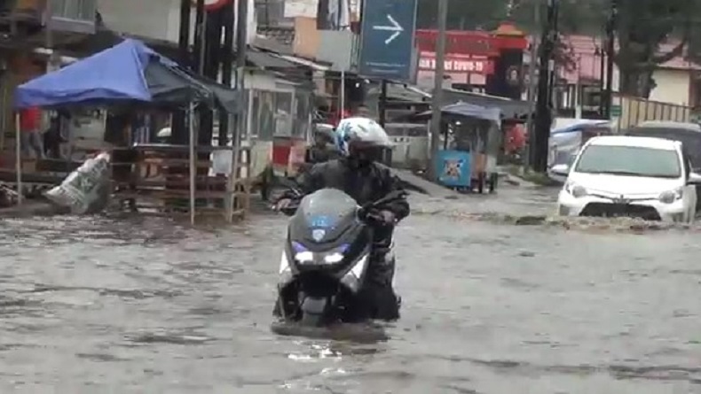 Diterjang Banjir Setengah Meter, Jalur Wisata Lembang KBB Nyaris Putus