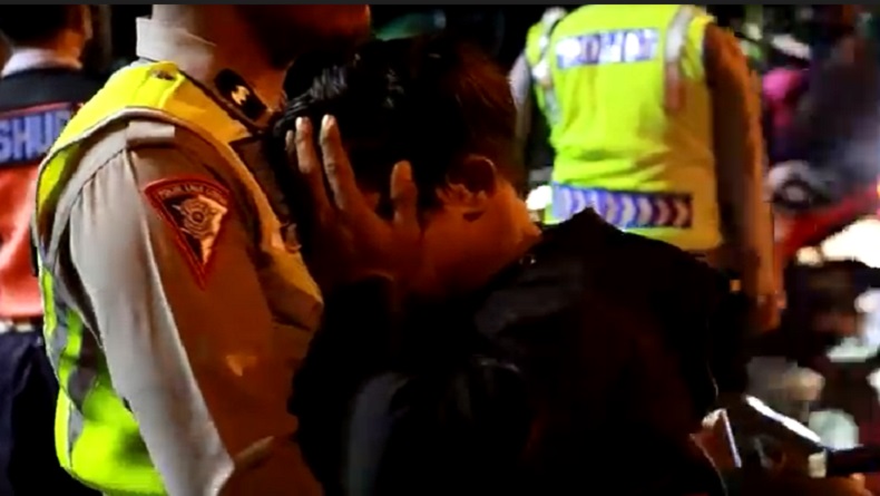 Kocak, Pria Ini Nangis lalu Peluk Polisi gegara Motor Kena Razia Knalpot Brong