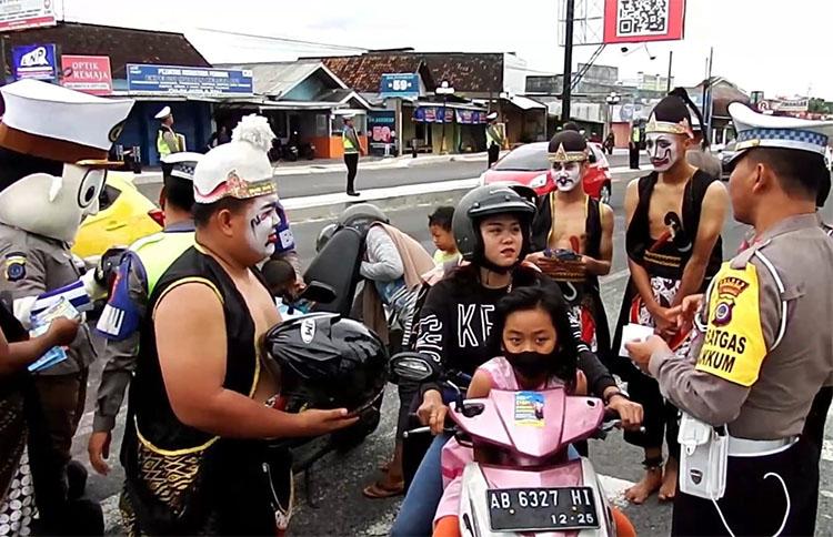 Polisi Berkostum Punokawan Edukasi Warga Gunungkidul Tertib Berlalu Lintas 