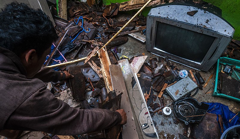 Rumah Ambruk Diterjang Hujan Deras-Angin Kencang di Lebak - Bagian 2
