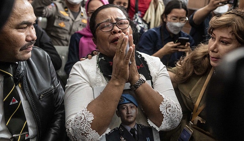 Foto-Foto Ibunda Brigadir J Meluapkan Emosi usai Ferdy Sambo Divonis Mati - Bagian 1