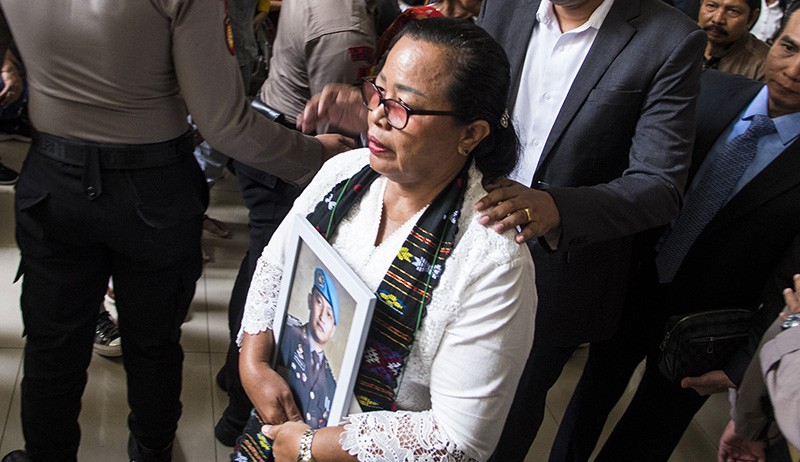 Rosti Simanjuntak Peluk Foto Brigadir J saat Pembacaan Vonis Ferdy Sambo - Bagian 1