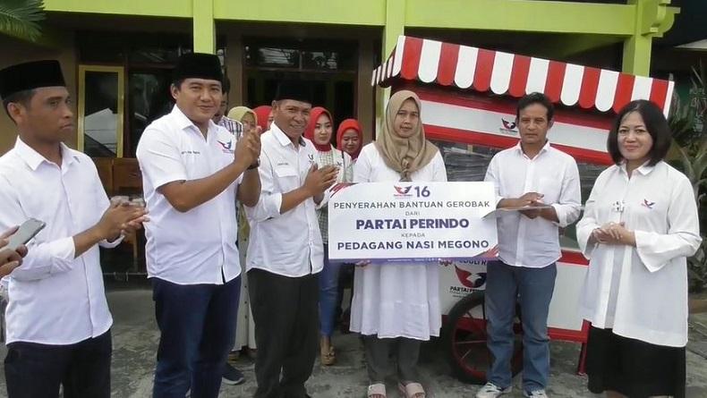 Pembagian Gerobak dari Partai Perindo Dorong Peningkatan UMKM di Wonosobo