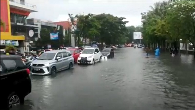 7 Kecamatan Di Makassar Diterjang Banjir Setinggi 1 Meter