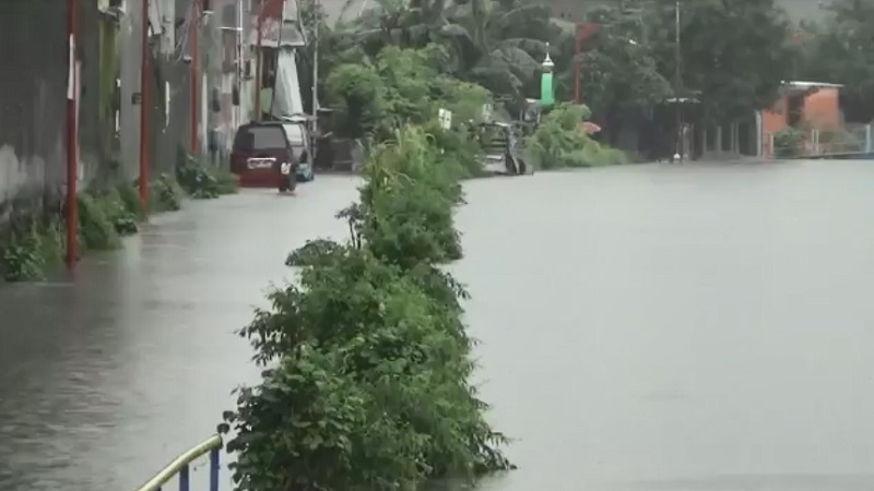 title Hujan Deras, Makassar di Kepung Banjir Setinggi 3 Meter Hujan Deras, Makassar di Kepung Banjir Setinggi 3 Meter