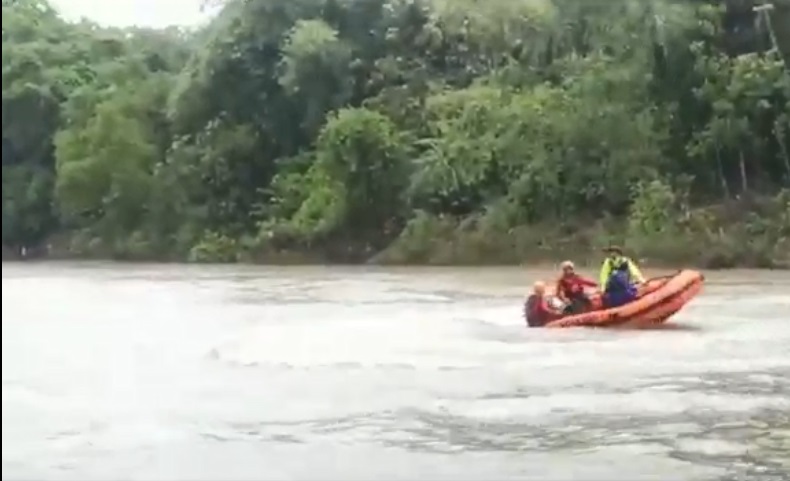 title Mancing di Atas Perahu Bocor, Bocah 7 Tahun Tenggelam di Sungai Mancing di Atas Perahu Bocor, Bocah 7 Tahun Tenggelam di Sungai