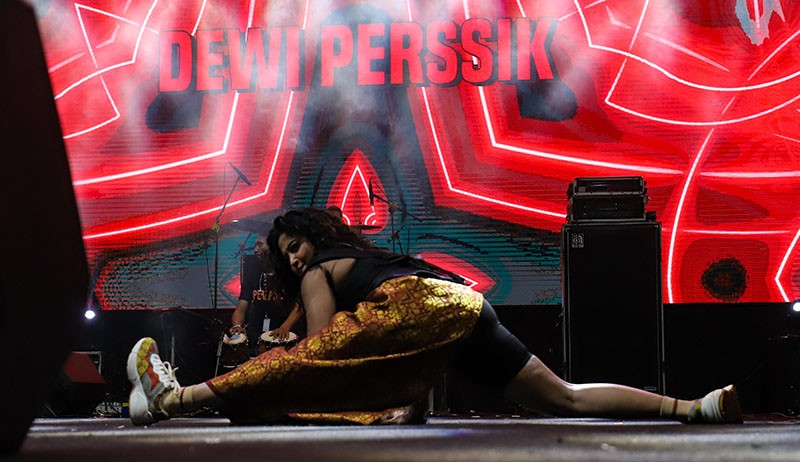 Goyangan Dewi Perssik Bikin Heboh Festival Pasar Musik - Bagian 4