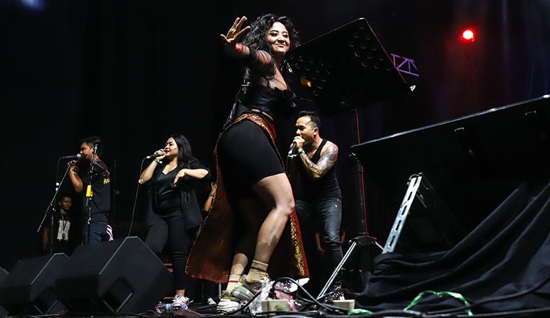 Goyangan Dewi Perssik Bikin Heboh Festival Pasar Musik - Bagian 3