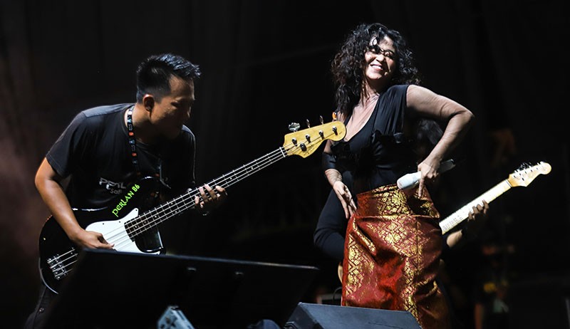 Goyangan Dewi Perssik Bikin Heboh Festival Pasar Musik - Bagian 2