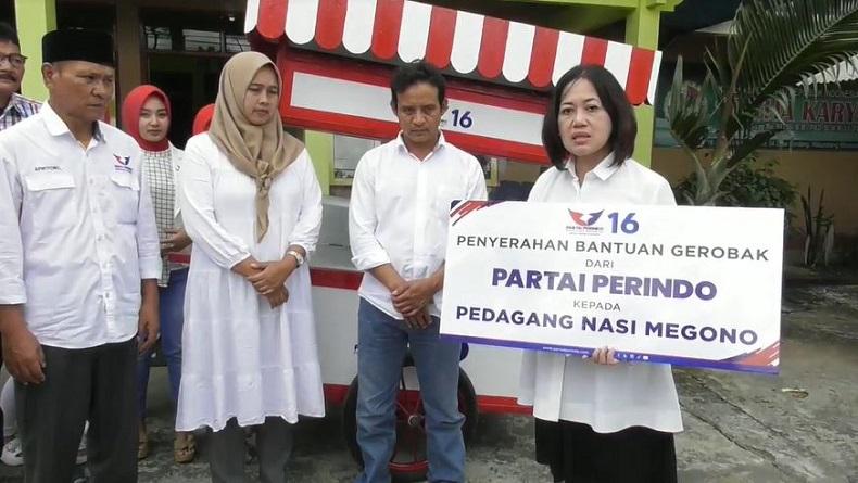 title Dapat Gerobak dari Partai Perindo, Pedagang Sego Megono di Wonosobo Semringah Dapat Gerobak dari Partai Perindo, Pedagang Sego Megono di Wonosobo Semringah