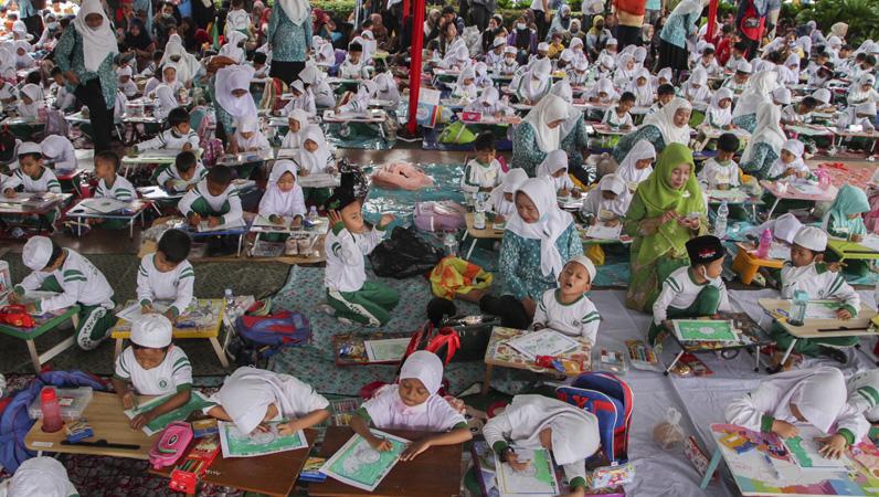 Ribuan Anak Paud dan TK di Semarang Cetak Rekor Mewarnai Logo NU