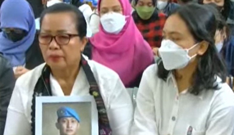 Rosti Simanjuntak Peluk Foto Brigadir J saat Pembacaan Vonis Ferdy Sambo - Bagian 3