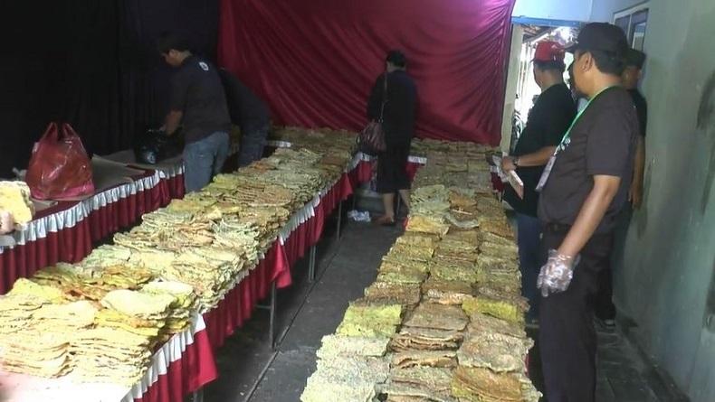 title Aksi Makan Ribuan Tempe Godong Dowo di Pemalang Pecahkan Rekor MURI Aksi Makan Ribuan Tempe Godong Dowo di Pemalang Pecahkan Rekor MURI