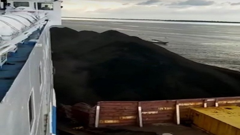 Polda Kalsel Selidiki Tubrukan Kapal Sebabkan Tumpahan Batu Bara ke Laut