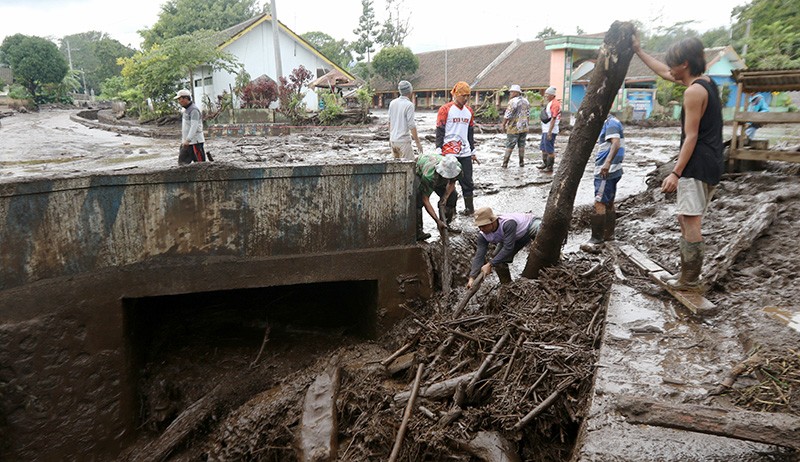 Banjir Bandang Susulan di Bondowoso, Lumpur dan Kayu Menutup Jalan - Bagian 2