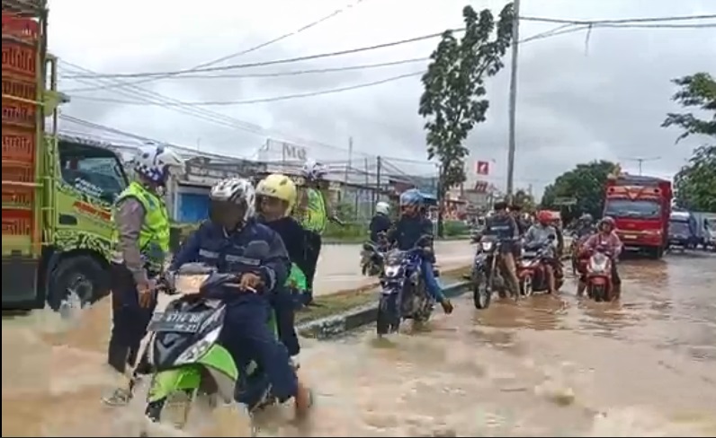 Banjir Mulai Surut, Arus Lalu Lintas di Pangkep Kembali Normal