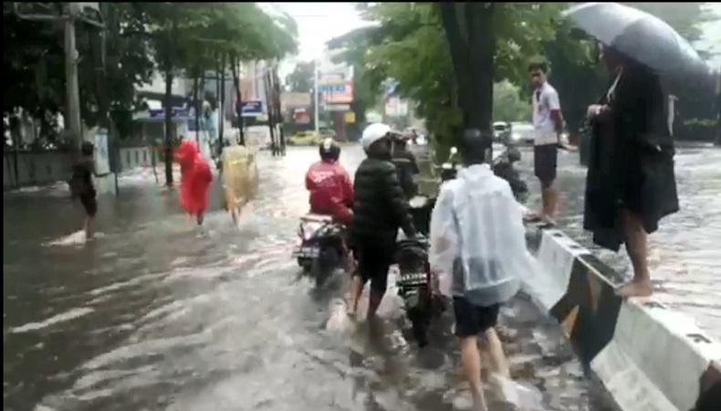 title Banjir di Makassar, 1.869 Jiwa Mengungsi Banjir di Makassar, 1.869 Jiwa Mengungsi