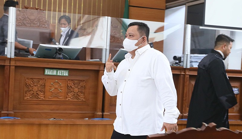 Momen Kuat Ma'ruf Acungkan Salam Metal usai Divonis 15 Tahun Penjara - Bagian 3