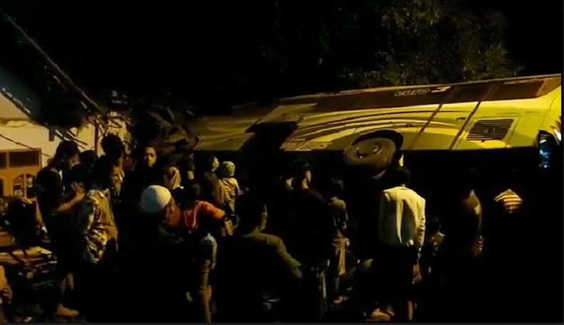 title Kecelakaan di Pasuruan, Bus Rombongan TK Tabrak Rumah dan Musala, 15 Luka Kecelakaan di Pasuruan, Bus Rombongan TK Tabrak Rumah dan Musala, 15 Luka