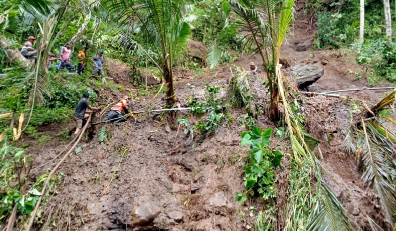 title Warga Banyuwangi Dilaporkan Hilang Tertimbun Longsor saat Perbaiki Saluran Air Warga Banyuwangi Dilaporkan Hilang Tertimbun Longsor saat Perbaiki Saluran Air
