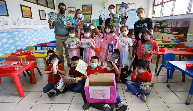 MNC Peduli dan Sekolah Regina Pacis Gelar Program Seribu Cinta Seribu Buku - Bagian 4