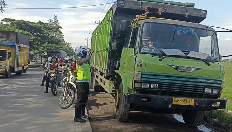Polisi Tindak Tegas Truk Parkir di Bahu Jalan Pantura Kendal 