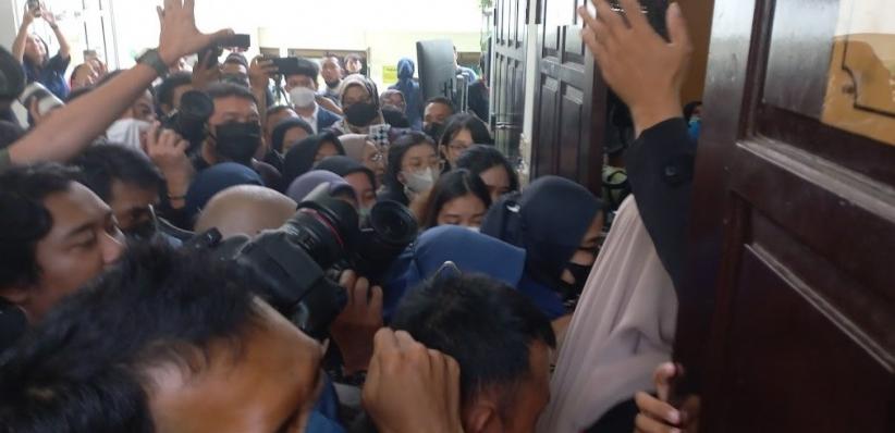 Militansi Fans Bharada E: Rela Datang dari Luar Kota hingga Nekat Desak-desakan di Ruang Sidang