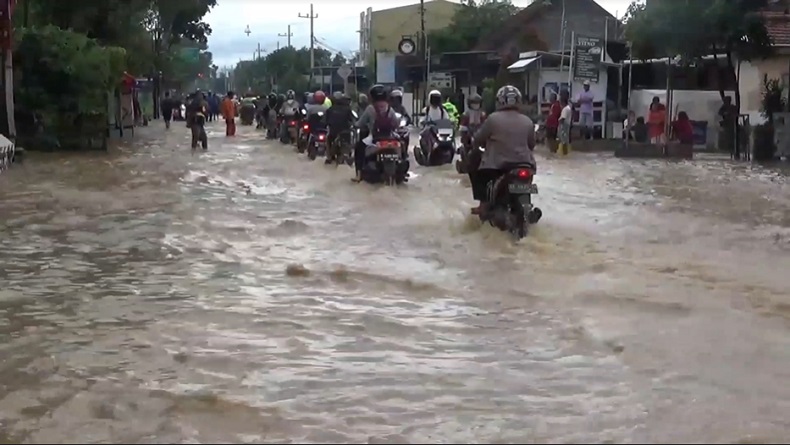 Banjir Rendam Jalur Ponorogo-Wonogiri, Lalu Lintas Dialihkan ke Madiun