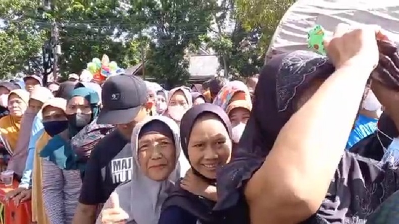Warga Majalengka Rela Berdesak-desakan demi Beras Rp9.400 per Kg