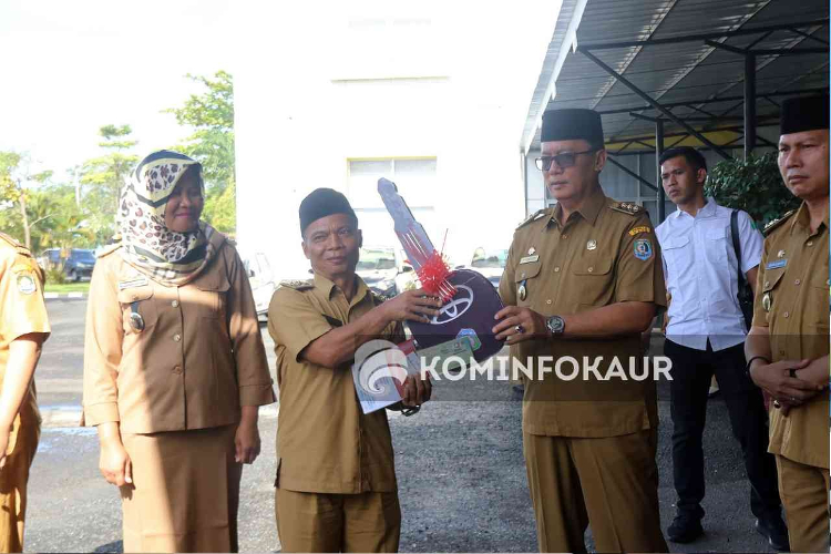 Serahkan 15 Mobil Dinas Baru untuk Camat, Bupati Kaur: Jaga dengan Baik