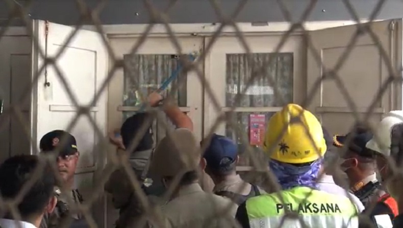 Eksekusi Rumah Dinas Mantan Dokter di Malang Alot, Penghuni Kunci Pintu Tolak Pergi