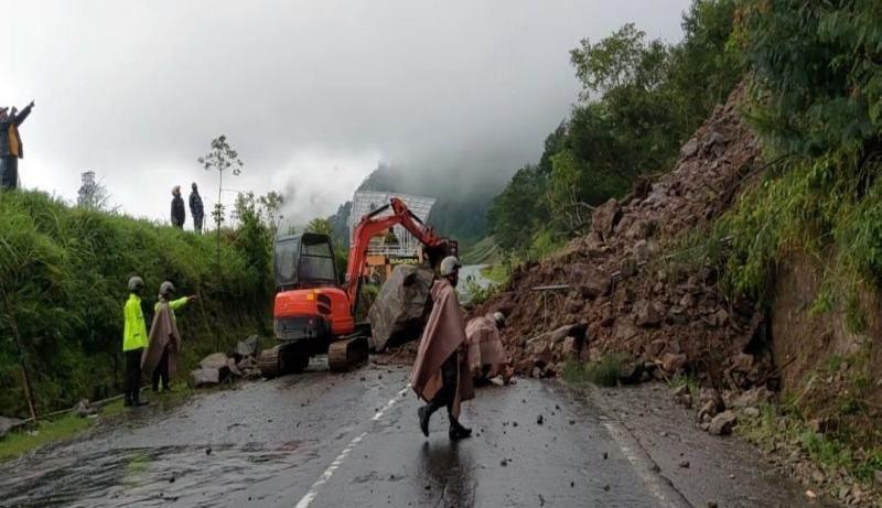 Terkendala Cuaca, Evakuasi Material Longsor di Jalur Tawangmangu-Magetan Dihentikan