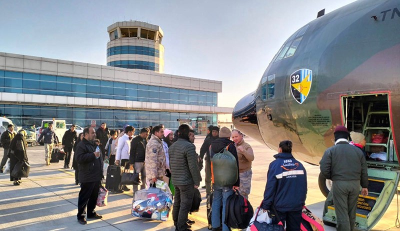 Potret Korban Gempa Turki Naik Hercules C-130 TNI AU sebagai Transportasi - Bagian 3